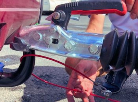 Een losbreekkabel bij een ongeremde aanhanger bevestigen